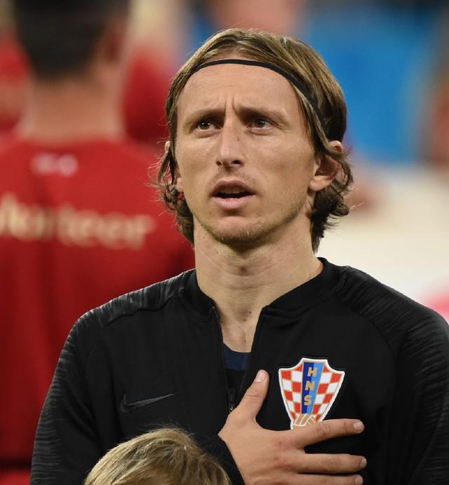 墨西哥一处世界杯训练场地状况百出：一角长满了树，边线是弯的