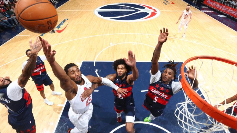 替补神兵！凯尔登·约翰逊5分钟轰13分，带队反超湖人9分