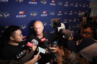 NBA球员专访：詹姆斯谈团队合作,